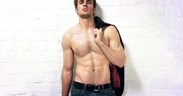 brutalni muškarac s povećanim penisom